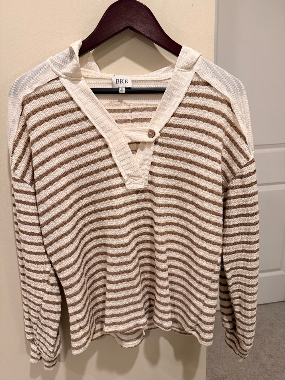 BKE Women's Cream & Tan Striped V-Neck Knit Sweater